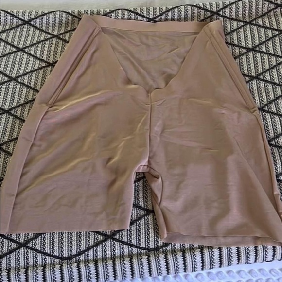 SKIMS : never worn - Picture 3 of 4